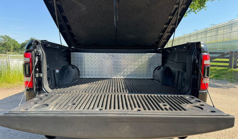DODGE RAM 1500 5.7L V8 HEMI 4X4 401PK * LARAMIE * SPORT * BLACK-OPPS * FULL OPTION * 22 INCH 4 – PLAY SPORTVELGEN * AFSTAND START * ZWARTE HEMEL * GROOT SCHERM * 200 LITER LPG PRINS * LUCHTVERING * VOL LEDER – ALCANTARA * ADAPTIEVE CRUISE CONTROLE * 360 CAMERA * LANE ASSIST * vol
