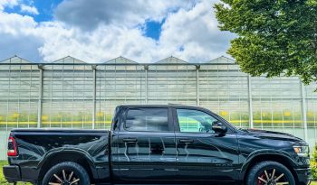 DODGE RAM 1500 5.7L HEMI 4X4 401PK * LARAMIE * SPORT * FULL OPTION * 22 INCH XD LICHTMETALEN SPORTVELGEN * AFSTAND START * 360 CAMERA * ADAPTIEVE CRUISE CONTROLE * LANE ASSIST * LUCHTVERING * AUTOMATISCH IN PARKEREN * CAMELEON VOORRAAM * PERFORMANCE OPEN UITLAATSYSTEEM MET AFSTANDSBEDIENING * vol