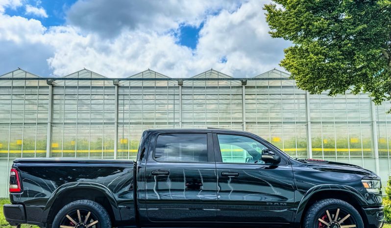 DODGE RAM 1500 5.7L HEMI 4X4 401PK * LARAMIE * SPORT * FULL OPTION * 22 INCH XD LICHTMETALEN SPORTVELGEN * AFSTAND START * 360 CAMERA * ADAPTIEVE CRUISE CONTROLE * LANE ASSIST * LUCHTVERING * AUTOMATISCH IN PARKEREN * CAMELEON VOORRAAM * PERFORMANCE OPEN UITLAATSYSTEEM MET AFSTANDSBEDIENING * vol