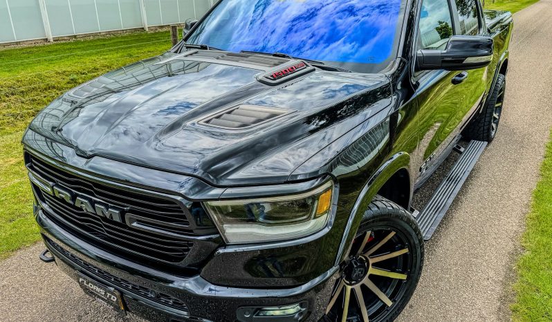 DODGE RAM 1500 5.7L HEMI 4X4 401PK * LARAMIE * SPORT * FULL OPTION * 22 INCH XD LICHTMETALEN SPORTVELGEN * AFSTAND START * 360 CAMERA * ADAPTIEVE CRUISE CONTROLE * LANE ASSIST * LUCHTVERING * AUTOMATISCH IN PARKEREN * CAMELEON VOORRAAM * PERFORMANCE OPEN UITLAATSYSTEEM MET AFSTANDSBEDIENING * vol