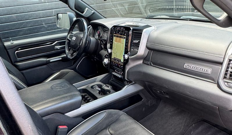 DODGE RAM 1500 5.7L V8 HEMI 4X4 401PK * LARAMIE * SPORT * BLACK-OPPS * FULL OPTION * 22 INCH 4 – PLAY SPORTVELGEN * AFSTAND START * ZWARTE HEMEL * GROOT SCHERM * 200 LITER LPG PRINS * LUCHTVERING * VOL LEDER – ALCANTARA * ADAPTIEVE CRUISE CONTROLE * 360 CAMERA * LANE ASSIST * vol