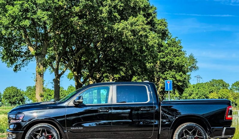 DODGE RAM 1500 5.7L V8 HEMI 4X4 401PK * LARAMIE * SPORT * BLACK-OPPS * FULL OPTION * 22 INCH 4 – PLAY SPORTVELGEN * AFSTAND START * ZWARTE HEMEL * GROOT SCHERM * 200 LITER LPG PRINS * LUCHTVERING * VOL LEDER – ALCANTARA * ADAPTIEVE CRUISE CONTROLE * 360 CAMERA * LANE ASSIST * vol