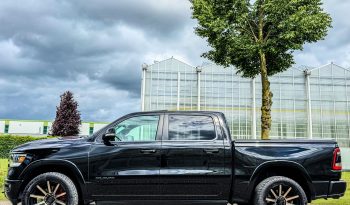 DODGE RAM 1500 5.7L HEMI 4X4 401PK * LARAMIE * SPORT * FULL OPTION * 22 INCH XD LICHTMETALEN SPORTVELGEN * AFSTAND START * 360 CAMERA * ADAPTIEVE CRUISE CONTROLE * LANE ASSIST * LUCHTVERING * AUTOMATISCH IN PARKEREN * CAMELEON VOORRAAM * PERFORMANCE OPEN UITLAATSYSTEEM MET AFSTANDSBEDIENING * vol