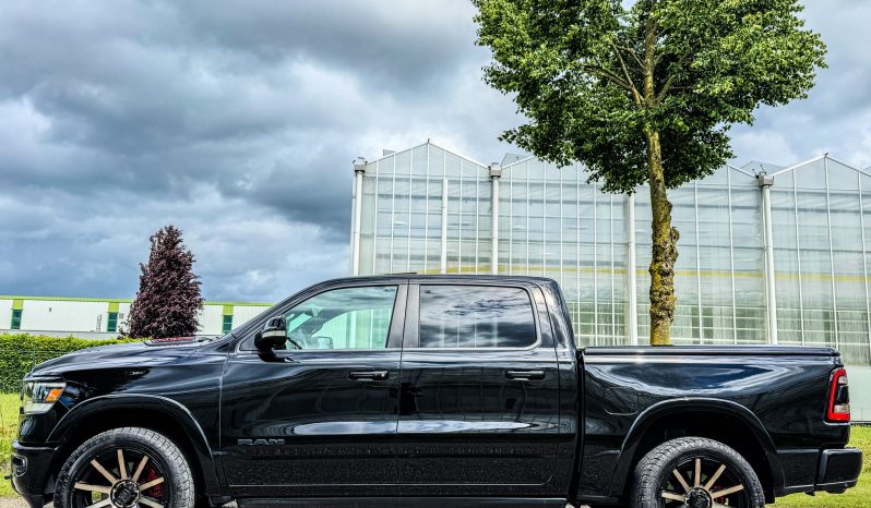 DODGE RAM 1500 5.7L HEMI 4X4 401PK * LARAMIE * SPORT * FULL OPTION * 22 INCH XD LICHTMETALEN SPORTVELGEN * AFSTAND START * 360 CAMERA * ADAPTIEVE CRUISE CONTROLE * LANE ASSIST * LUCHTVERING * AUTOMATISCH IN PARKEREN * CAMELEON VOORRAAM * PERFORMANCE OPEN UITLAATSYSTEEM MET AFSTANDSBEDIENING * vol
