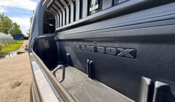 DODGE RAM 1500 5.7L HEMI 4X4 401PK V8 * REBEL * OFF – ROAD * RAMBOX * 2E EIGENAAR * NETTE CONDITIE * ZWARTE HEMEL * SCHUIFKANTELDAK * AFSTAND START * STOELVERWARMING * STUURVERWARMING * SIDE BARS * TOW HOOKS ROOD * 18 INCH OFF ROAD LICHTMETALEN SPORTVELGEN * vol