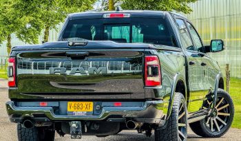 DODGE RAM 1500 5.7L HEMI 4X4 401PK * LARAMIE * SPORT * FULL OPTION * 22 INCH XD LICHTMETALEN SPORTVELGEN * AFSTAND START * 360 CAMERA * ADAPTIEVE CRUISE CONTROLE * LANE ASSIST * LUCHTVERING * AUTOMATISCH IN PARKEREN * CAMELEON VOORRAAM * PERFORMANCE OPEN UITLAATSYSTEEM MET AFSTANDSBEDIENING * vol