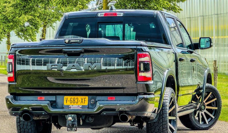 DODGE RAM 1500 5.7L HEMI 4X4 401PK * LARAMIE * SPORT * FULL OPTION * 22 INCH XD LICHTMETALEN SPORTVELGEN * AFSTAND START * 360 CAMERA * ADAPTIEVE CRUISE CONTROLE * LANE ASSIST * LUCHTVERING * AUTOMATISCH IN PARKEREN * CAMELEON VOORRAAM * PERFORMANCE OPEN UITLAATSYSTEEM MET AFSTANDSBEDIENING * vol