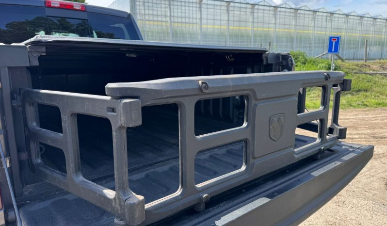 DODGE RAM 1500 5.7L HEMI 4X4 401PK V8 * REBEL * OFF – ROAD * RAMBOX * 2E EIGENAAR * NETTE CONDITIE * ZWARTE HEMEL * SCHUIFKANTELDAK * AFSTAND START * STOELVERWARMING * STUURVERWARMING * SIDE BARS * TOW HOOKS ROOD * 18 INCH OFF ROAD LICHTMETALEN SPORTVELGEN * vol