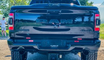 DODGE RAM 1500 5.7L V8 HEMI 4X4 401PK * LARAMIE * SPORT * BLACK-OPPS * FULL OPTION * 22 INCH 4 – PLAY SPORTVELGEN * AFSTAND START * ZWARTE HEMEL * GROOT SCHERM * 200 LITER LPG PRINS * LUCHTVERING * VOL LEDER – ALCANTARA * ADAPTIEVE CRUISE CONTROLE * 360 CAMERA * LANE ASSIST * vol