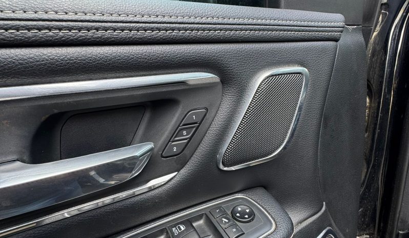 DODGE RAM 1500 5.7L V8 HEMI 4X4 401PK * LARAMIE * SPORT * BLACK-OPPS * FULL OPTION * 22 INCH 4 – PLAY SPORTVELGEN * AFSTAND START * ZWARTE HEMEL * GROOT SCHERM * 200 LITER LPG PRINS * LUCHTVERING * VOL LEDER – ALCANTARA * ADAPTIEVE CRUISE CONTROLE * 360 CAMERA * LANE ASSIST * vol