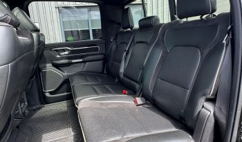 DODGE RAM 1500 5.7L HEMI 4X4 401PK * LARAMIE * SPORT * FULL OPTION * 22 INCH XD LICHTMETALEN SPORTVELGEN * AFSTAND START * 360 CAMERA * ADAPTIEVE CRUISE CONTROLE * LANE ASSIST * LUCHTVERING * AUTOMATISCH IN PARKEREN * CAMELEON VOORRAAM * PERFORMANCE OPEN UITLAATSYSTEEM MET AFSTANDSBEDIENING * vol