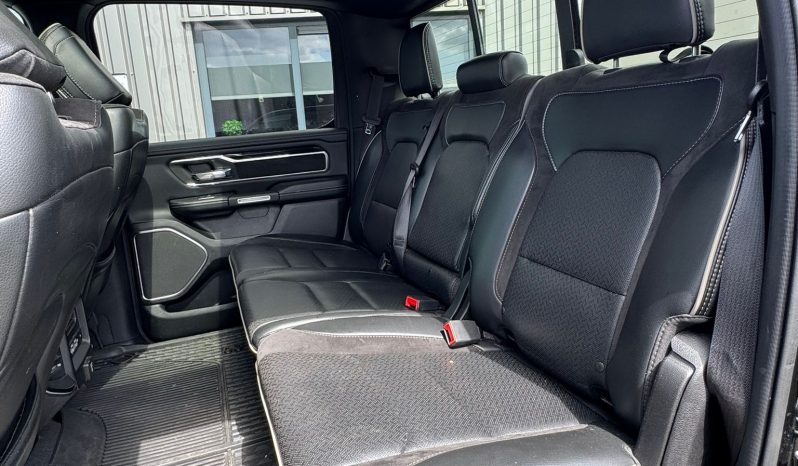 DODGE RAM 1500 5.7L HEMI 4X4 401PK * LARAMIE * SPORT * FULL OPTION * 22 INCH XD LICHTMETALEN SPORTVELGEN * AFSTAND START * 360 CAMERA * ADAPTIEVE CRUISE CONTROLE * LANE ASSIST * LUCHTVERING * AUTOMATISCH IN PARKEREN * CAMELEON VOORRAAM * PERFORMANCE OPEN UITLAATSYSTEEM MET AFSTANDSBEDIENING * vol