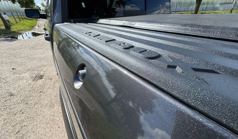 DODGE RAM 1500 5.7L HEMI 4X4 401PK V8 * REBEL * OFF – ROAD * RAMBOX * 2E EIGENAAR * NETTE CONDITIE * ZWARTE HEMEL * SCHUIFKANTELDAK * AFSTAND START * STOELVERWARMING * STUURVERWARMING * SIDE BARS * TOW HOOKS ROOD * 18 INCH OFF ROAD LICHTMETALEN SPORTVELGEN * vol