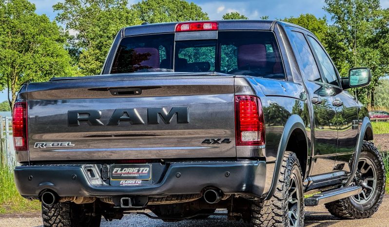 DODGE RAM 1500 5.7L HEMI 4X4 401PK V8 * REBEL * OFF – ROAD * RAMBOX * 2E EIGENAAR * NETTE CONDITIE * ZWARTE HEMEL * SCHUIFKANTELDAK * AFSTAND START * STOELVERWARMING * STUURVERWARMING * SIDE BARS * TOW HOOKS ROOD * 18 INCH OFF ROAD LICHTMETALEN SPORTVELGEN * vol
