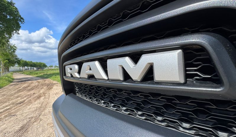 DODGE RAM 1500 5.7L HEMI 4X4 401PK V8 * REBEL * OFF – ROAD * RAMBOX * 2E EIGENAAR * NETTE CONDITIE * ZWARTE HEMEL * SCHUIFKANTELDAK * AFSTAND START * STOELVERWARMING * STUURVERWARMING * SIDE BARS * TOW HOOKS ROOD * 18 INCH OFF ROAD LICHTMETALEN SPORTVELGEN * vol