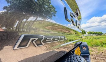 DODGE RAM 1500 5.7L HEMI 4X4 401PK V8 * REBEL * OFF – ROAD * RAMBOX * 2E EIGENAAR * NETTE CONDITIE * ZWARTE HEMEL * SCHUIFKANTELDAK * AFSTAND START * STOELVERWARMING * STUURVERWARMING * SIDE BARS * TOW HOOKS ROOD * 18 INCH OFF ROAD LICHTMETALEN SPORTVELGEN * vol
