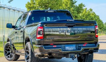 DODGE RAM 1500 5.7L V8 HEMI 4X4 401PK * LARAMIE * SPORT * BLACK-OPPS * FULL OPTION * 22 INCH 4 – PLAY SPORTVELGEN * AFSTAND START * ZWARTE HEMEL * GROOT SCHERM * 200 LITER LPG PRINS * LUCHTVERING * VOL LEDER – ALCANTARA * ADAPTIEVE CRUISE CONTROLE * 360 CAMERA * LANE ASSIST * vol