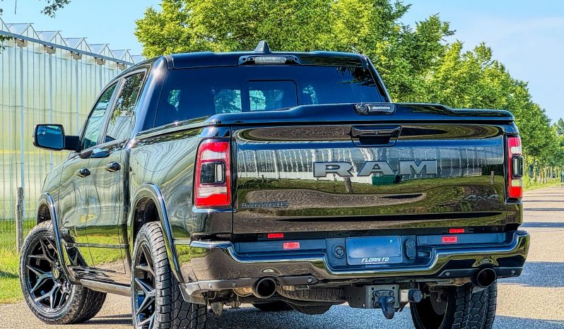 DODGE RAM 1500 5.7L V8 HEMI 4X4 401PK * LARAMIE * SPORT * BLACK-OPPS * FULL OPTION * 22 INCH 4 – PLAY SPORTVELGEN * AFSTAND START * ZWARTE HEMEL * GROOT SCHERM * 200 LITER LPG PRINS * LUCHTVERING * VOL LEDER – ALCANTARA * ADAPTIEVE CRUISE CONTROLE * 360 CAMERA * LANE ASSIST * vol