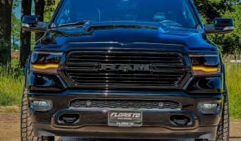 DODGE RAM 1500 5.7L V8 HEMI 4X4 401PK * LARAMIE * SPORT * BLACK-OPPS * FULL OPTION * 22 INCH 4 – PLAY SPORTVELGEN * AFSTAND START * ZWARTE HEMEL * GROOT SCHERM * 200 LITER LPG PRINS * LUCHTVERING * VOL LEDER – ALCANTARA * ADAPTIEVE CRUISE CONTROLE * 360 CAMERA * LANE ASSIST * vol