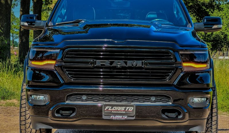 DODGE RAM 1500 5.7L V8 HEMI 4X4 401PK * LARAMIE * SPORT * BLACK-OPPS * FULL OPTION * 22 INCH 4 – PLAY SPORTVELGEN * AFSTAND START * ZWARTE HEMEL * GROOT SCHERM * 200 LITER LPG PRINS * LUCHTVERING * VOL LEDER – ALCANTARA * ADAPTIEVE CRUISE CONTROLE * 360 CAMERA * LANE ASSIST * vol
