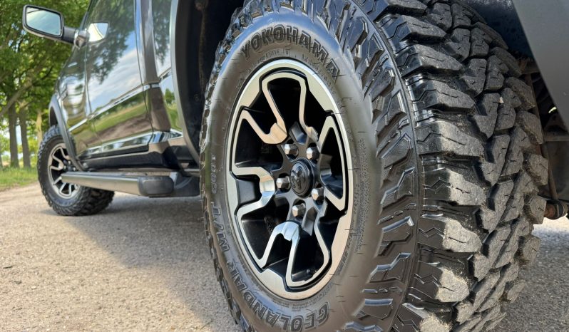 DODGE RAM 1500 5.7L HEMI 4X4 401PK V8 * REBEL * OFF – ROAD * RAMBOX * 2E EIGENAAR * NETTE CONDITIE * ZWARTE HEMEL * SCHUIFKANTELDAK * AFSTAND START * STOELVERWARMING * STUURVERWARMING * SIDE BARS * TOW HOOKS ROOD * 18 INCH OFF ROAD LICHTMETALEN SPORTVELGEN * vol
