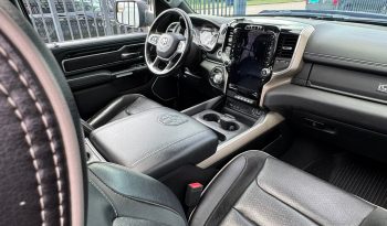 DODGE RAM 1500 5.7L HEMI 4X4 401PK * LARAMIE * SPORT * FULL OPTION * 22 INCH XD LICHTMETALEN SPORTVELGEN * AFSTAND START * 360 CAMERA * ADAPTIEVE CRUISE CONTROLE * LANE ASSIST * LUCHTVERING * AUTOMATISCH IN PARKEREN * CAMELEON VOORRAAM * PERFORMANCE OPEN UITLAATSYSTEEM MET AFSTANDSBEDIENING * vol