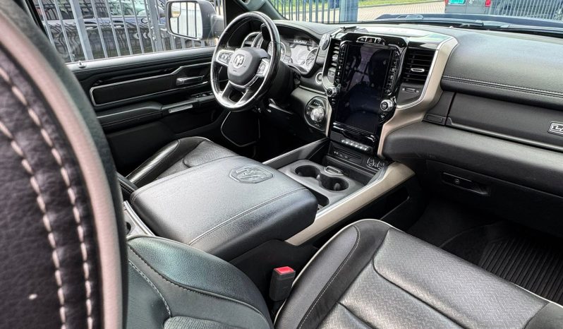 DODGE RAM 1500 5.7L HEMI 4X4 401PK * LARAMIE * SPORT * FULL OPTION * 22 INCH XD LICHTMETALEN SPORTVELGEN * AFSTAND START * 360 CAMERA * ADAPTIEVE CRUISE CONTROLE * LANE ASSIST * LUCHTVERING * AUTOMATISCH IN PARKEREN * CAMELEON VOORRAAM * PERFORMANCE OPEN UITLAATSYSTEEM MET AFSTANDSBEDIENING * vol