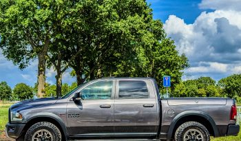 DODGE RAM 1500 5.7L HEMI 4X4 401PK V8 * REBEL * OFF – ROAD * RAMBOX * 2E EIGENAAR * NETTE CONDITIE * ZWARTE HEMEL * SCHUIFKANTELDAK * AFSTAND START * STOELVERWARMING * STUURVERWARMING * SIDE BARS * TOW HOOKS ROOD * 18 INCH OFF ROAD LICHTMETALEN SPORTVELGEN * vol