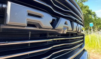 DODGE RAM 1500 5.7L V8 HEMI 4X4 401PK * LARAMIE * SPORT * BLACK-OPPS * FULL OPTION * 22 INCH 4 – PLAY SPORTVELGEN * AFSTAND START * ZWARTE HEMEL * GROOT SCHERM * 200 LITER LPG PRINS * LUCHTVERING * VOL LEDER – ALCANTARA * ADAPTIEVE CRUISE CONTROLE * 360 CAMERA * LANE ASSIST * vol