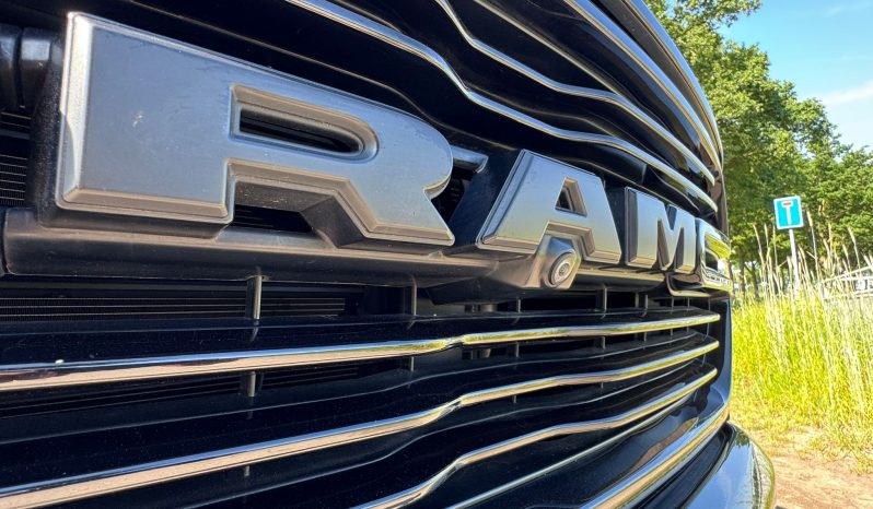 DODGE RAM 1500 5.7L V8 HEMI 4X4 401PK * LARAMIE * SPORT * BLACK-OPPS * FULL OPTION * 22 INCH 4 – PLAY SPORTVELGEN * AFSTAND START * ZWARTE HEMEL * GROOT SCHERM * 200 LITER LPG PRINS * LUCHTVERING * VOL LEDER – ALCANTARA * ADAPTIEVE CRUISE CONTROLE * 360 CAMERA * LANE ASSIST * vol