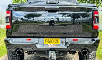 DODGE RAM 1500 5.7L HEMI 4X4 401PK * LARAMIE * SPORT * FULL OPTION * 22 INCH XD LICHTMETALEN SPORTVELGEN * AFSTAND START * 360 CAMERA * ADAPTIEVE CRUISE CONTROLE * LANE ASSIST * LUCHTVERING * AUTOMATISCH IN PARKEREN * CAMELEON VOORRAAM * PERFORMANCE OPEN UITLAATSYSTEEM MET AFSTANDSBEDIENING * vol
