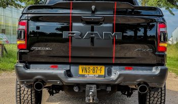 DODGE RAM 1500 5.7L HEMI 4X4 401PK V8 * REBEL * OFF-ROAD * 22 INCH XD LICHTMETALEN SPORTVELGEN * CUSTOM VIPER STRIPING * GROOT SCHERM * ZWARTE HEMEL * AFSTAND START * LPG PRINS ONDERBOUW * STOELVERWARMING * STUURVERWARMING * VOL LEDER * DIKKE PICK-UP * vol
