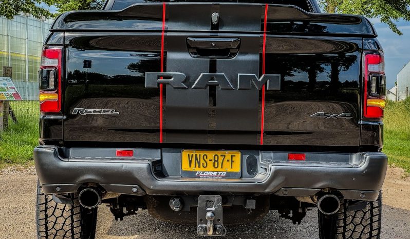 DODGE RAM 1500 5.7L HEMI 4X4 401PK V8 * REBEL * OFF-ROAD * 22 INCH XD LICHTMETALEN SPORTVELGEN * CUSTOM VIPER STRIPING * GROOT SCHERM * ZWARTE HEMEL * AFSTAND START * LPG PRINS ONDERBOUW * STOELVERWARMING * STUURVERWARMING * VOL LEDER * DIKKE PICK-UP * vol