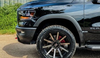 DODGE RAM 1500 5.7L HEMI 4X4 401PK V8 * REBEL * OFF-ROAD * 22 INCH XD LICHTMETALEN SPORTVELGEN * CUSTOM VIPER STRIPING * GROOT SCHERM * ZWARTE HEMEL * AFSTAND START * LPG PRINS ONDERBOUW * STOELVERWARMING * STUURVERWARMING * VOL LEDER * DIKKE PICK-UP * vol