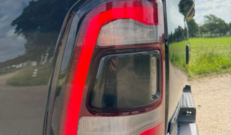 DODGE RAM 1500 5.7L HEMI 4X4 401PK V8 * REBEL * OFF-ROAD * 22 INCH XD LICHTMETALEN SPORTVELGEN * CUSTOM VIPER STRIPING * GROOT SCHERM * ZWARTE HEMEL * AFSTAND START * LPG PRINS ONDERBOUW * STOELVERWARMING * STUURVERWARMING * VOL LEDER * DIKKE PICK-UP * vol