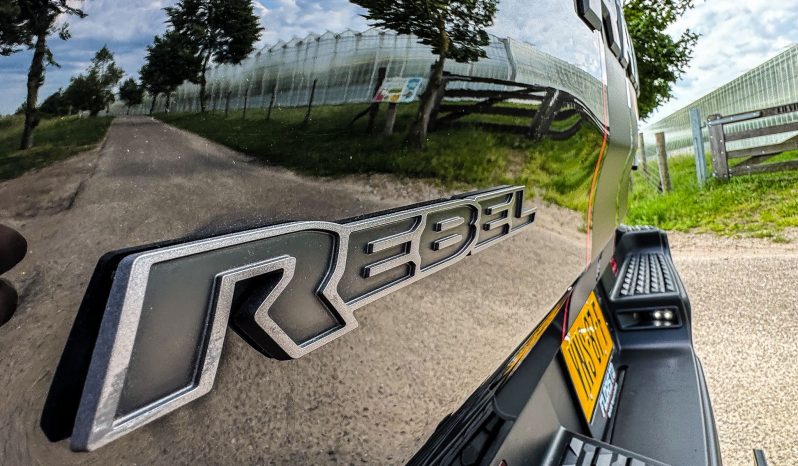 DODGE RAM 1500 5.7L HEMI 4X4 401PK V8 * REBEL * OFF-ROAD * 22 INCH XD LICHTMETALEN SPORTVELGEN * CUSTOM VIPER STRIPING * GROOT SCHERM * ZWARTE HEMEL * AFSTAND START * LPG PRINS ONDERBOUW * STOELVERWARMING * STUURVERWARMING * VOL LEDER * DIKKE PICK-UP * vol