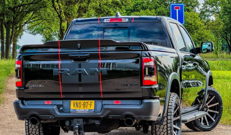 DODGE RAM 1500 5.7L HEMI 4X4 401PK V8 * REBEL * OFF-ROAD * 22 INCH XD LICHTMETALEN SPORTVELGEN * CUSTOM VIPER STRIPING * GROOT SCHERM * ZWARTE HEMEL * AFSTAND START * LPG PRINS ONDERBOUW * STOELVERWARMING * STUURVERWARMING * VOL LEDER * DIKKE PICK-UP * vol