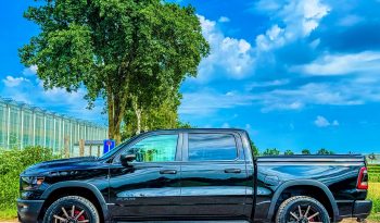 DODGE RAM 1500 5.7L HEMI 4X4 401PK V8 * REBEL * OFF-ROAD * 22 INCH XD LICHTMETALEN SPORTVELGEN * CUSTOM VIPER STRIPING * GROOT SCHERM * ZWARTE HEMEL * AFSTAND START * LPG PRINS ONDERBOUW * STOELVERWARMING * STUURVERWARMING * VOL LEDER * DIKKE PICK-UP * vol