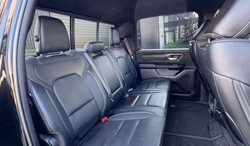 DODGE RAM 1500 5.7L HEMI 4X4 401PK V8 * REBEL * OFF-ROAD * 22 INCH XD LICHTMETALEN SPORTVELGEN * CUSTOM VIPER STRIPING * GROOT SCHERM * ZWARTE HEMEL * AFSTAND START * LPG PRINS ONDERBOUW * STOELVERWARMING * STUURVERWARMING * VOL LEDER * DIKKE PICK-UP * vol