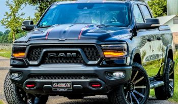 DODGE RAM 1500 5.7L HEMI 4X4 401PK V8 * REBEL * OFF-ROAD * 22 INCH XD LICHTMETALEN SPORTVELGEN * CUSTOM VIPER STRIPING * GROOT SCHERM * ZWARTE HEMEL * AFSTAND START * LPG PRINS ONDERBOUW * STOELVERWARMING * STUURVERWARMING * VOL LEDER * DIKKE PICK-UP * vol