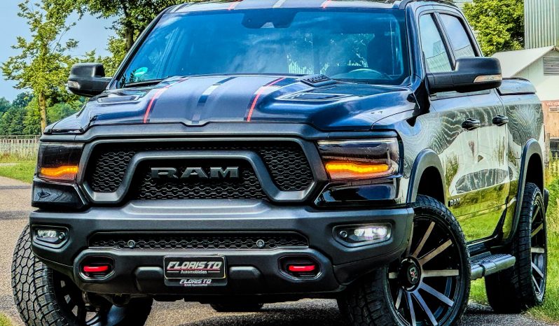 DODGE RAM 1500 5.7L HEMI 4X4 401PK V8 * REBEL * OFF-ROAD * 22 INCH XD LICHTMETALEN SPORTVELGEN * CUSTOM VIPER STRIPING * GROOT SCHERM * ZWARTE HEMEL * AFSTAND START * LPG PRINS ONDERBOUW * STOELVERWARMING * STUURVERWARMING * VOL LEDER * DIKKE PICK-UP * vol