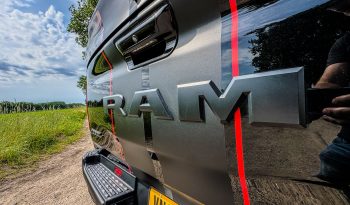 DODGE RAM 1500 5.7L HEMI 4X4 401PK V8 * REBEL * OFF-ROAD * 22 INCH XD LICHTMETALEN SPORTVELGEN * CUSTOM VIPER STRIPING * GROOT SCHERM * ZWARTE HEMEL * AFSTAND START * LPG PRINS ONDERBOUW * STOELVERWARMING * STUURVERWARMING * VOL LEDER * DIKKE PICK-UP * vol