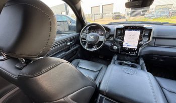 DODGE RAM 1500 5.7L HEMI 4X4 401PK V8 * REBEL * OFF-ROAD * 22 INCH XD LICHTMETALEN SPORTVELGEN * CUSTOM VIPER STRIPING * GROOT SCHERM * ZWARTE HEMEL * AFSTAND START * LPG PRINS ONDERBOUW * STOELVERWARMING * STUURVERWARMING * VOL LEDER * DIKKE PICK-UP * vol