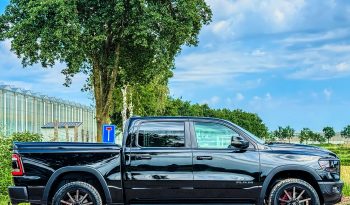 DODGE RAM 1500 5.7L HEMI 4X4 401PK V8 * REBEL * OFF-ROAD * 22 INCH XD LICHTMETALEN SPORTVELGEN * CUSTOM VIPER STRIPING * GROOT SCHERM * ZWARTE HEMEL * AFSTAND START * LPG PRINS ONDERBOUW * STOELVERWARMING * STUURVERWARMING * VOL LEDER * DIKKE PICK-UP * vol