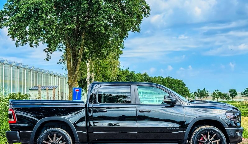 DODGE RAM 1500 5.7L HEMI 4X4 401PK V8 * REBEL * OFF-ROAD * 22 INCH XD LICHTMETALEN SPORTVELGEN * CUSTOM VIPER STRIPING * GROOT SCHERM * ZWARTE HEMEL * AFSTAND START * LPG PRINS ONDERBOUW * STOELVERWARMING * STUURVERWARMING * VOL LEDER * DIKKE PICK-UP * vol
