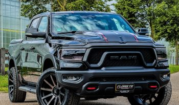 DODGE RAM 1500 5.7L HEMI 4X4 401PK V8 * REBEL * OFF-ROAD * 22 INCH XD LICHTMETALEN SPORTVELGEN * CUSTOM VIPER STRIPING * GROOT SCHERM * ZWARTE HEMEL * AFSTAND START * LPG PRINS ONDERBOUW * STOELVERWARMING * STUURVERWARMING * VOL LEDER * DIKKE PICK-UP * vol