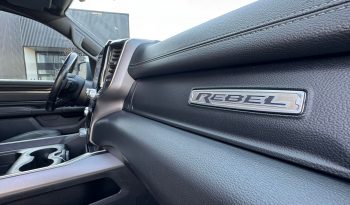 DODGE RAM 1500 5.7L HEMI 4X4 401PK V8 * REBEL * OFF-ROAD * 22 INCH XD LICHTMETALEN SPORTVELGEN * CUSTOM VIPER STRIPING * GROOT SCHERM * ZWARTE HEMEL * AFSTAND START * LPG PRINS ONDERBOUW * STOELVERWARMING * STUURVERWARMING * VOL LEDER * DIKKE PICK-UP * vol