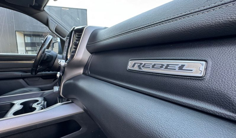 DODGE RAM 1500 5.7L HEMI 4X4 401PK V8 * REBEL * OFF-ROAD * 22 INCH XD LICHTMETALEN SPORTVELGEN * CUSTOM VIPER STRIPING * GROOT SCHERM * ZWARTE HEMEL * AFSTAND START * LPG PRINS ONDERBOUW * STOELVERWARMING * STUURVERWARMING * VOL LEDER * DIKKE PICK-UP * vol