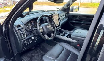 DODGE RAM 1500 5.7L HEMI 4X4 401PK V8 * REBEL * OFF-ROAD * 22 INCH XD LICHTMETALEN SPORTVELGEN * CUSTOM VIPER STRIPING * GROOT SCHERM * ZWARTE HEMEL * AFSTAND START * LPG PRINS ONDERBOUW * STOELVERWARMING * STUURVERWARMING * VOL LEDER * DIKKE PICK-UP * vol