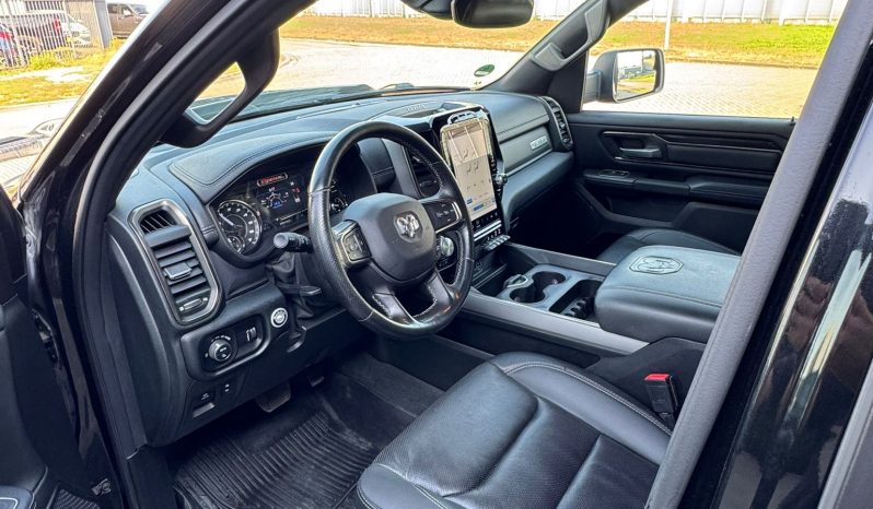 DODGE RAM 1500 5.7L HEMI 4X4 401PK V8 * REBEL * OFF-ROAD * 22 INCH XD LICHTMETALEN SPORTVELGEN * CUSTOM VIPER STRIPING * GROOT SCHERM * ZWARTE HEMEL * AFSTAND START * LPG PRINS ONDERBOUW * STOELVERWARMING * STUURVERWARMING * VOL LEDER * DIKKE PICK-UP * vol